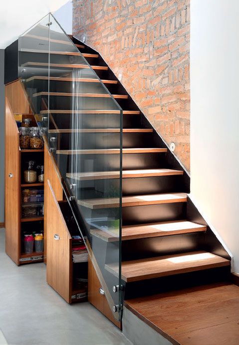 Utilize espaços perdidos embaixo de escadas por exemplo (Foto: Reprodução)